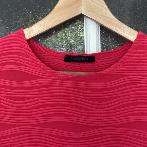 Elegant Red Ribbed Dress - Picture 3 of 6